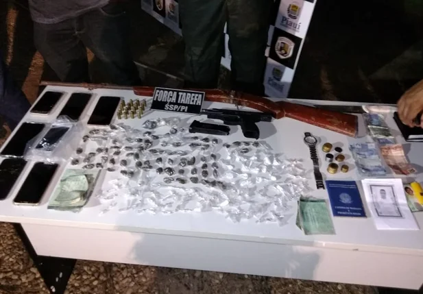 Armas e drogas apreendidas pela Força Tarefa