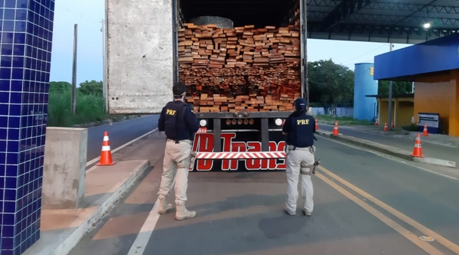 Madeira apreendida na BR 230, em Floriano