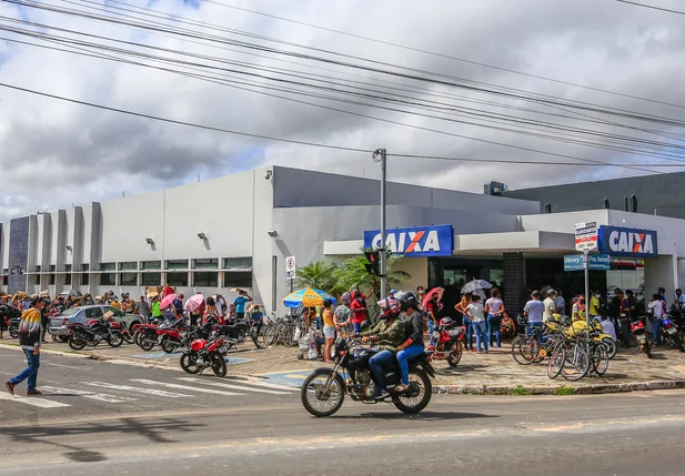 Muita gente na Caixa da Av. Presidente Kennedy em Teresina