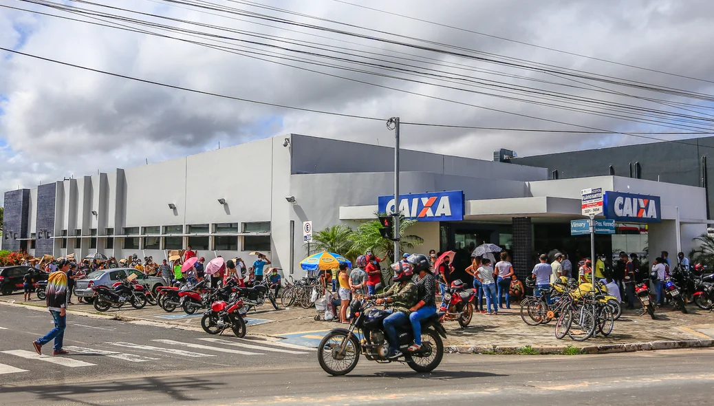 Caixa econômica lotada neste sábado 