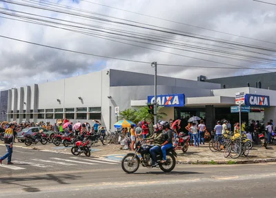 Caixa econômica lotada neste sábado 