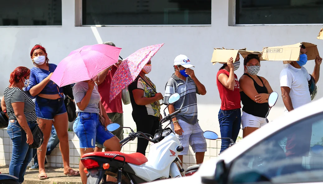Fila para sacar dinheiro