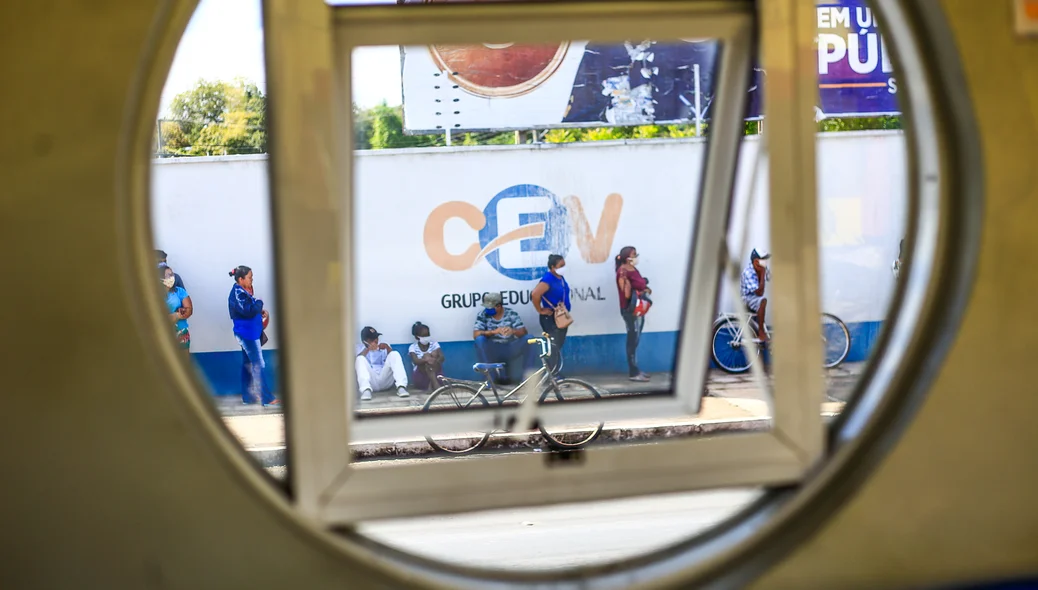 Fila para sacar o auxilio 