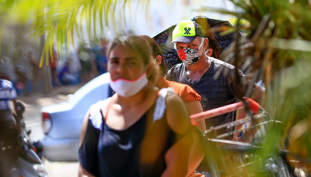 Homem usando mascara 