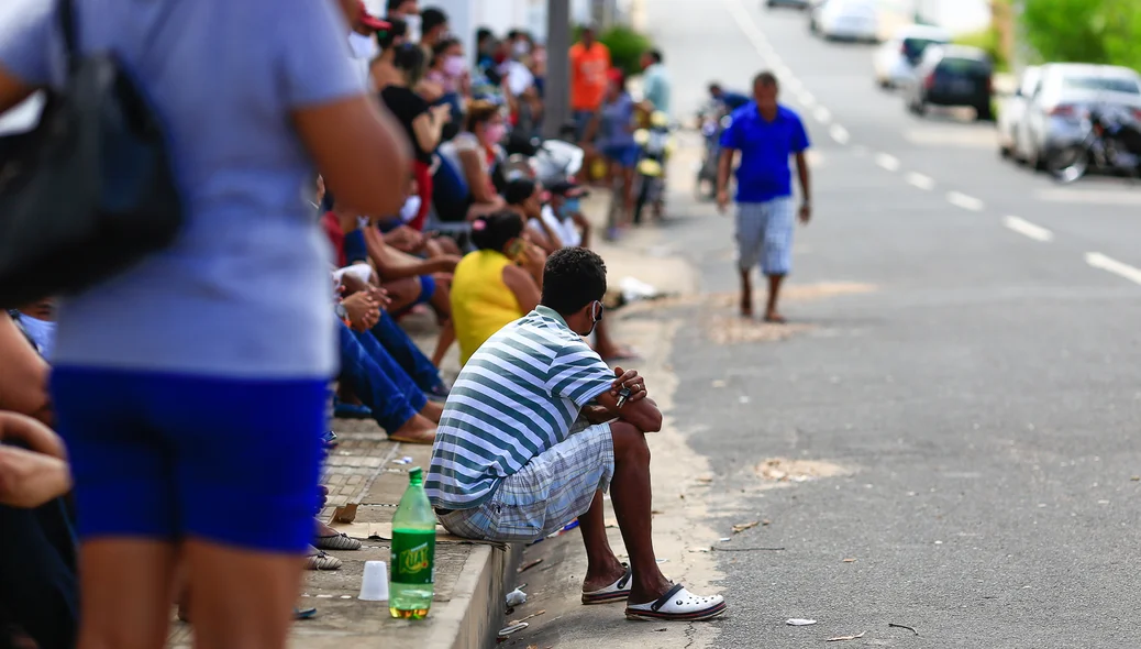 Milhares de pessoas esperando na fila