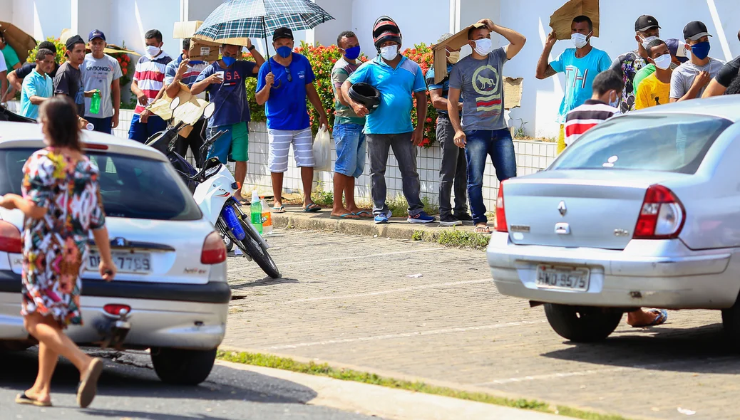 Muita gente na fila para sacar o dinheiro 