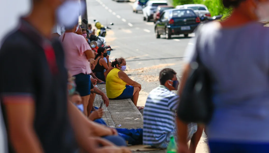 Muitas pessoas para sacar dinheiro 