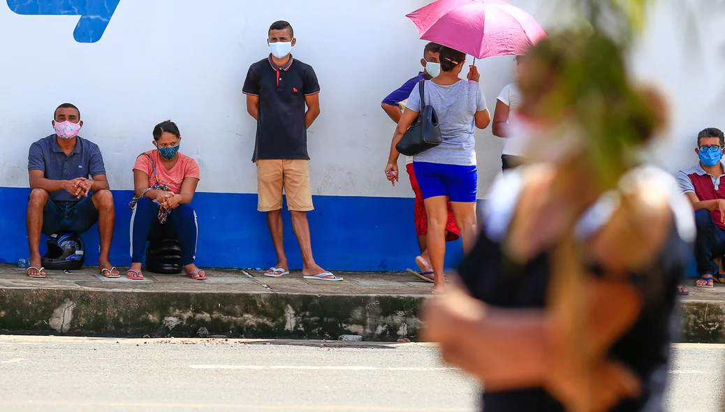 Pessoas aglomeradas na fila 
