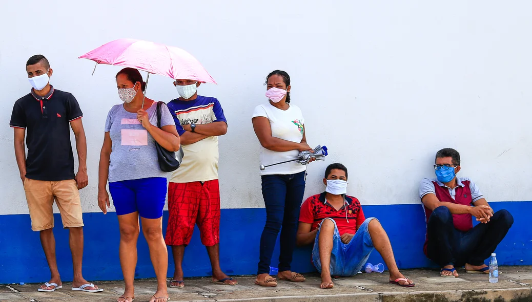 Pessoas de mascara na fila