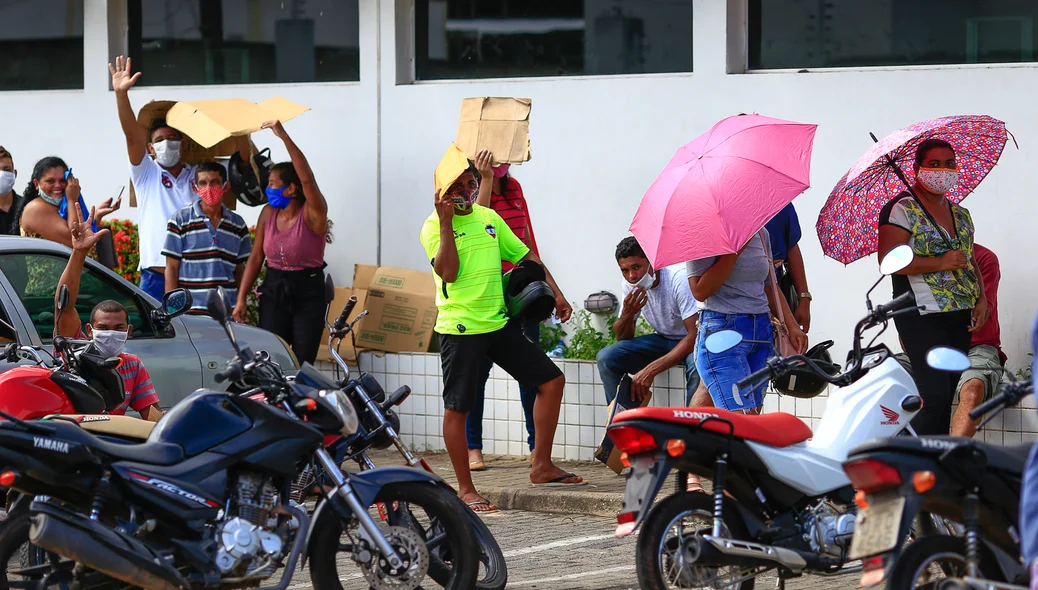 Pessoas na fila da Caixa 