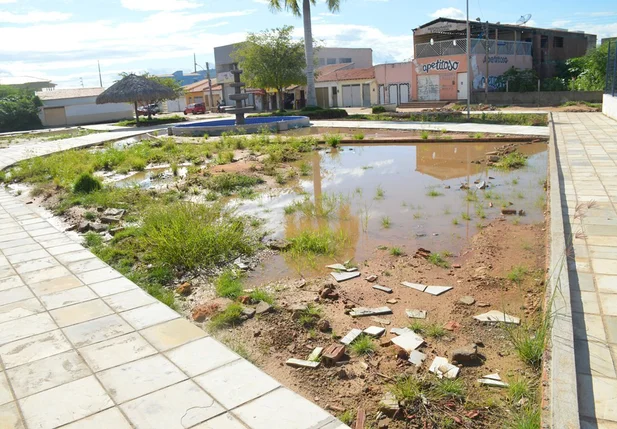 Prefeito de Picos Padre Walmir abandona Praça no bairro Junco