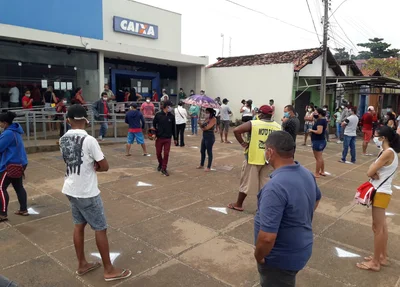 Prefeitura de Esperantina sinaliza calçada da Caixa para organizar filas