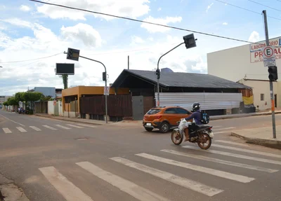 Semáforo apagado causa confusão no trânsito