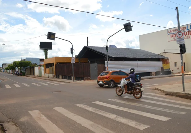 Semáforo apagado causa confusão no trânsito
