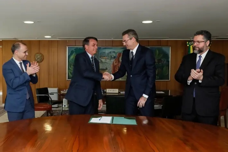 O presidente Jair Bolsonaro durante assinatura do Termo de Posse de Rolando Alexandre de Souza
