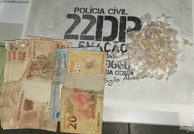 Materiais apreendidos com o suspeito