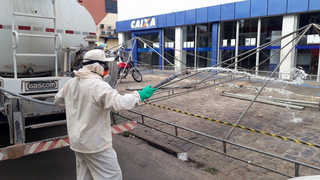 Ação de satanização em frente a Caixa