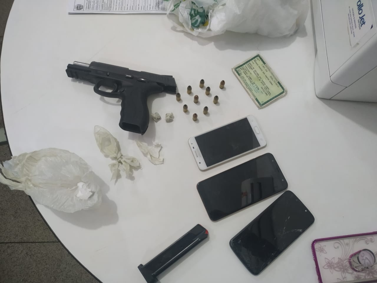Material apreendido com o criminoso