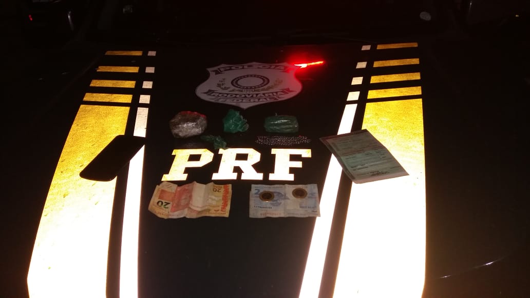 Material apreendido com os criminosos.