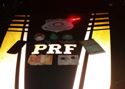 Material apreendido com os criminosos.