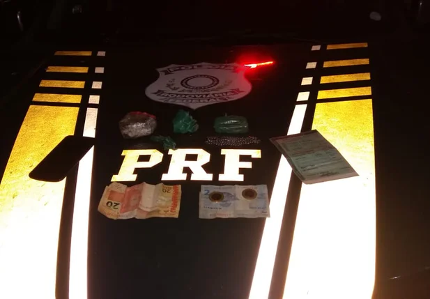 Material apreendido com os criminosos.