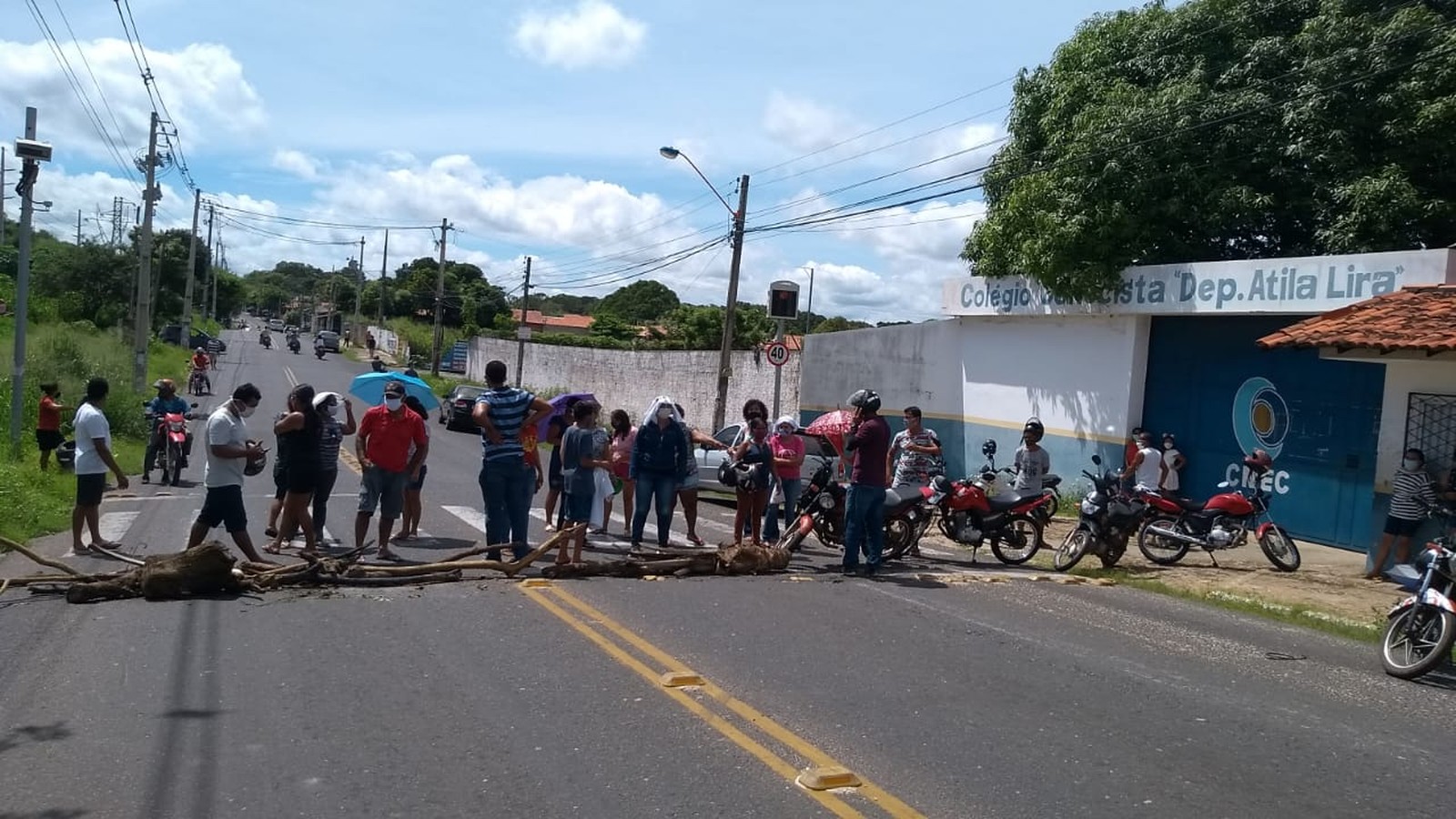 Pais de alunos protestam após escola encerrar atividades em Teresina