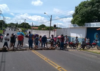 Pais de alunos protestam após escola encerrar atividades em Teresina