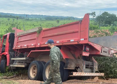 Caminhão caçamba recuperado