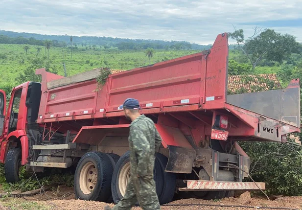 Caminhão caçamba recuperado