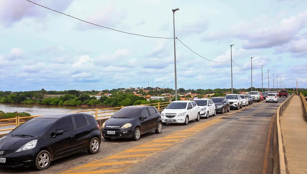 Fila de carros na Ponte da Amizade
