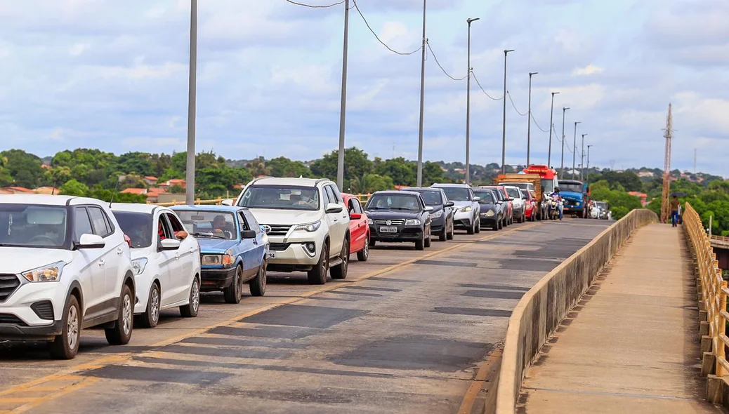 Fila de veículos na ponte que liga Teresina a Timon