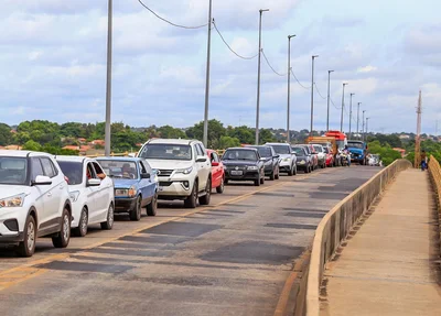 Fila de veículos na ponte que liga Teresina a Timon