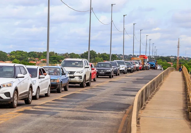 Fila de veículos na ponte que liga Teresina a Timon