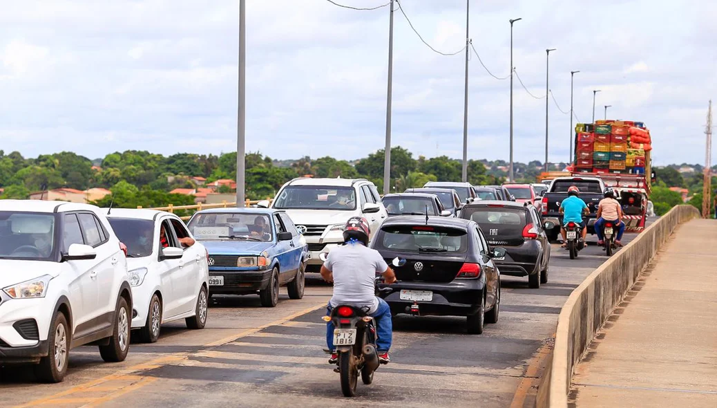 Fluxo de veículos na Ponte da Amizade