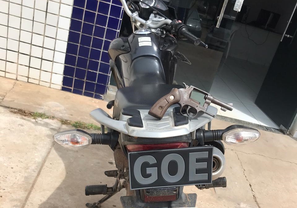 Motocicleta e arma recuperadas