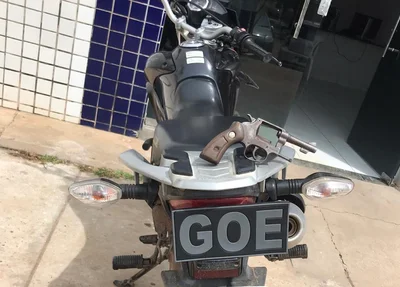 Motocicleta e arma recuperadas