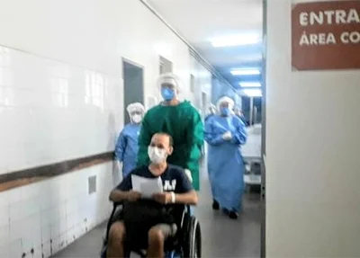 Paciente curado da covid-19 recebe alta do Hospital Getúlio Vargas
