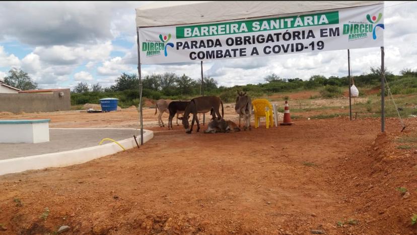 Autoridades fazem barreira sanitária em Dirceu Arcoverde