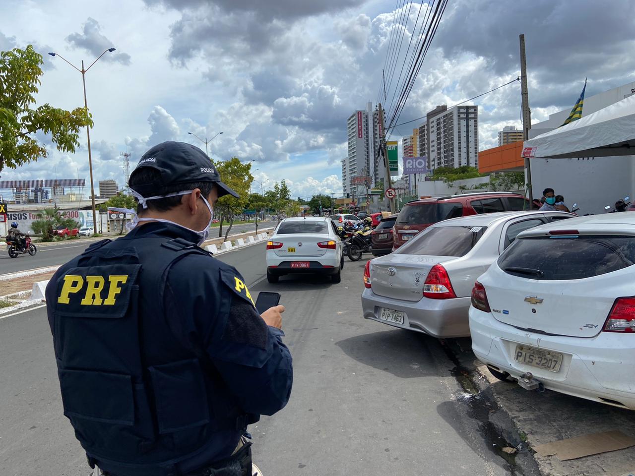 Fiscalização da PRF na Avenida João XXIII, em Teresina