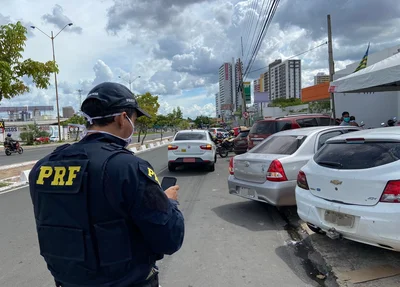 Fiscalização da PRF na Avenida João XXIII, em Teresina