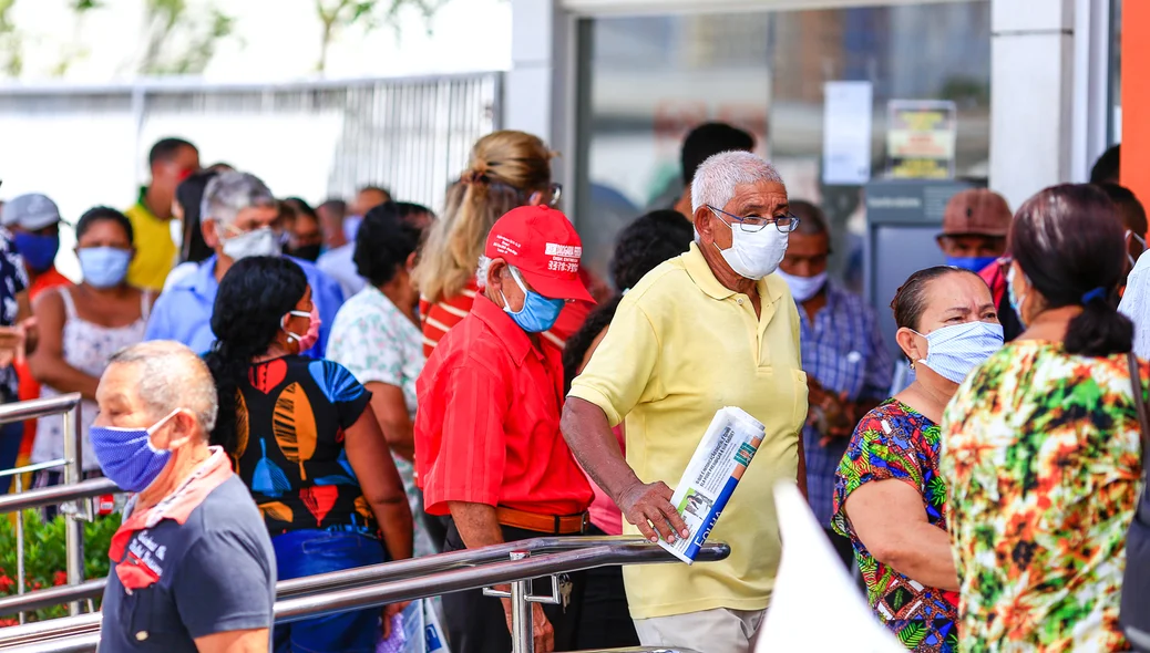 Idosos na fila do banco Itaú