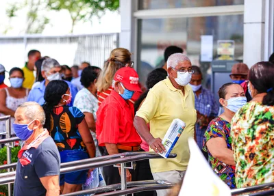 Idosos na fila do banco Itaú