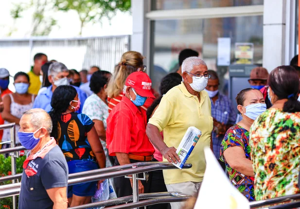 Idosos na fila do banco Itaú
