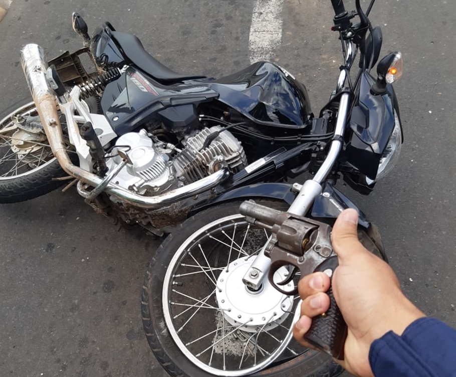 Moto e arma apreendidos