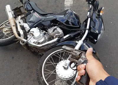 Moto e arma apreendidos