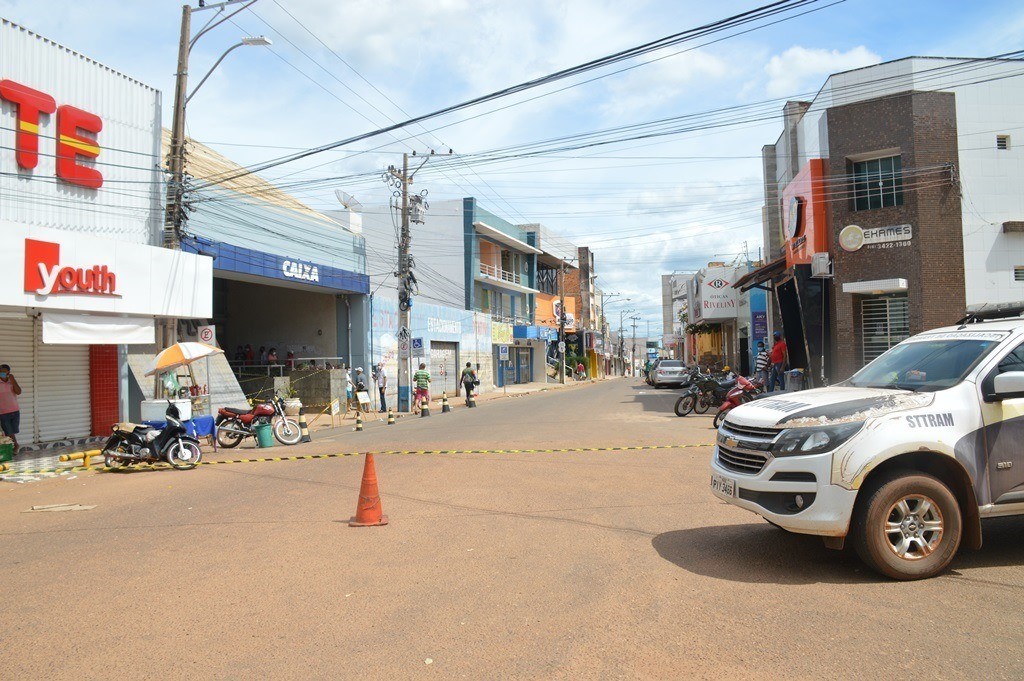 Rua Coronel Luís Santos continua fechada ao tráfego de veículos