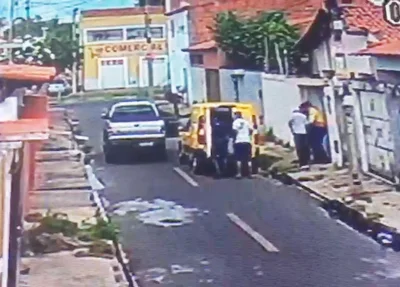 Bandidos roubando carro dos Correios