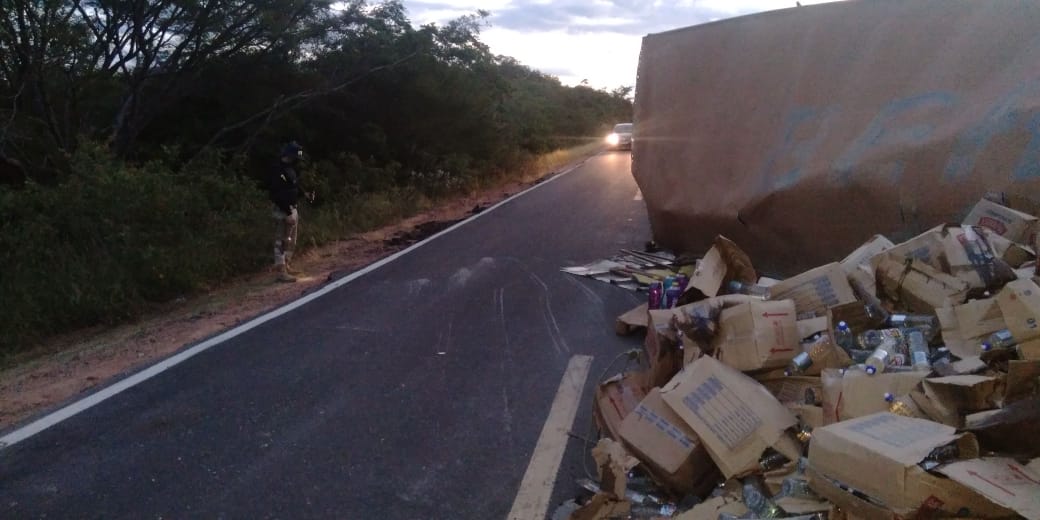 Carreta tomba e deixa uma pessoa ferida na BR 135 em Monte Alegre