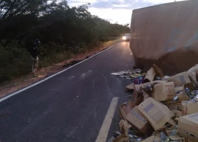 Carreta tomba e deixa uma pessoa ferida na BR 135 em Monte Alegre