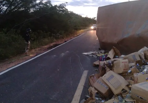 Carreta tomba e deixa uma pessoa ferida na BR 135 em Monte Alegre